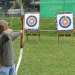 Gli studenti dei Village Camps Zell am See tirano con l'arco