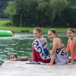 Gli studenti dei Village Camps Zell am See nuotano nel lago