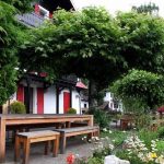 L'area pranzo esterna del campus della École Chantemerle Summer Camp 