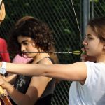 Gli studenti della École Chantemerle Summer Camp tirano con l'arco