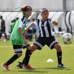 Gli studenti della École Chantemerle Summer Camp giocano a calcio