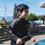 Gli studenti della École Chantemerle Summer Camp giocano a ping pong