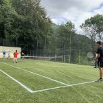 Gli studenti della École Chantemerle Summer Camp giocano a tennis