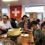 Gli studenti della École Chantemerle Summer Camp preparano la fonduta