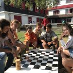 Gli studenti della École Chantemerle Summer Camp giocano a dama