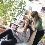 Gli studenti della Hochalpines Institut Ftan in biblioteca