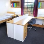 Una stanza da letto doppia del residence della scuola Bell Wellington