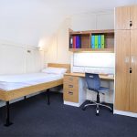 Una stanza da letto doppia del residence della scuola Bell Wellington