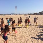 Gli studenti della scuola Españolé IH Valencia Summer Camp durante una sessione di giochi in spiaggia