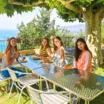 Gli studenti della Surval Montreux in giardino