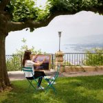 Le studentesse della Surval Montreux Summer Camp dipingono sul terrazzo