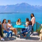 Le studentesse della Surval Montreux Summer Camp socializzano sul terrazzo