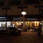 Una strada di Lignano Sabbiadoro di sera