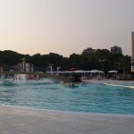 Piscina all'aperto con acqua salata e parco sulla spiaggia di Lignano Sabbiadoro