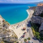 La famosa spiagge di sabbia bianca di Tropea e le acque turchesi
