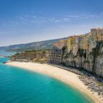 La famosa spiagge di sabbia bianca di Tropea e le acque turchesi