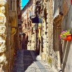 Una strada di ciottoli nel centro storico di Tropea, Italia