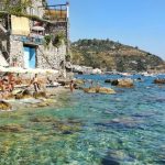 Una bellissima spiaggia lungo la Costiera Amalfitana, Italia