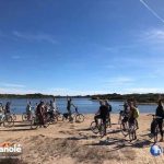 Gli studenti della scuola Españolé IH Valencia Summer Camp in bici in spiaggia