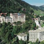 L'edificio alto e basso (tutto a destra) della Swiss Language Club SLC Leysin connessi dalla funicolare