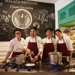 Gli studenti del Malaca Instituto hanno una lezione di cucina spagnola