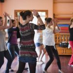 Gli studenti del Malaca Instituto tengono una lezione di danza