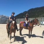 Gli studenti del Campo Estivo Les Elfes fanno equitazione