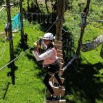 Gli studenti del Campo Estivo Les Elfes in un parco avventura