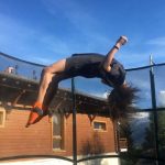 Gli studenti del Campo Estivo Les Elfes saltano sul trampolino