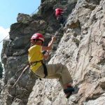 Gli studenti del Campo Estivo Les Elfes fanno arrampicata all'aperto