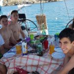 La zona pranzo della barca dell'Alphabet Sea Quest Camp