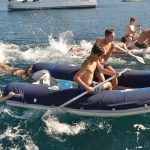 I partecipanti dell'Alphabet Sea Quest Camp gareggiano su gommoni a remi