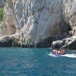 I partecipanti dell'Alphabet Sea Quest Camp gareggiano su gommoni a remi