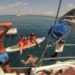 I partecipanti dell'Alphabet Sea Quest Camp fanno stand-up paddleboarding