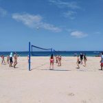 Gli studenti della TLA Fort Lauderdale Teen Summer Program giocano a pallavolo in spiaggia