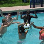Gli studenti della TLA Fort Lauderdale Teen Summer Program giocano in piscina