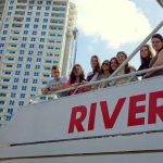 Gli studenti della TLA Fort Lauderdale Teen Summer Program in gita in barca