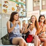 Gli studenti dell'Actilingua Holiday Course Vienna si gustano un gelato