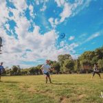 Gli studenti dell'Actilingua Holiday Course Vienna giocano a frisbee