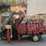 Peperoncini secchi, cipolle rosse di Tropea e aglio in vendita