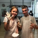 Gli studenti degli Alphabet City Camp durante una lezione di cucina