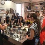 Gli studenti degli Alphabet City Camp durante una lezione di cucina