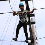 Gli studenti della Taunton Summer School fanno un corso di alta fune