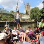 Gli studenti della Taunton Summer School vanno in barca sul fiume