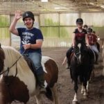 Gli studenti della Taunton Summer School fanno equitazione