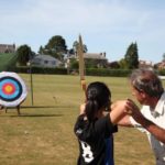 Gli studenti della Taunton Summer School fanno tiro con l'arco