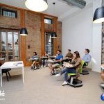 Gli studenti in una classe della scuola Espanole Ih Valencia 