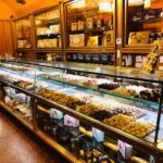 La famosa gelateria e pasticceria Giolitti vicino al Pantheon - Roma, Italia