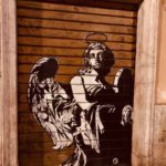 Street art su una serranda di un negozio al centro di Roma, Italia