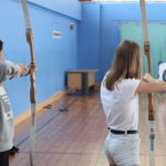 Gli studenti della Rossall Summer School fanno tiro con l'arco